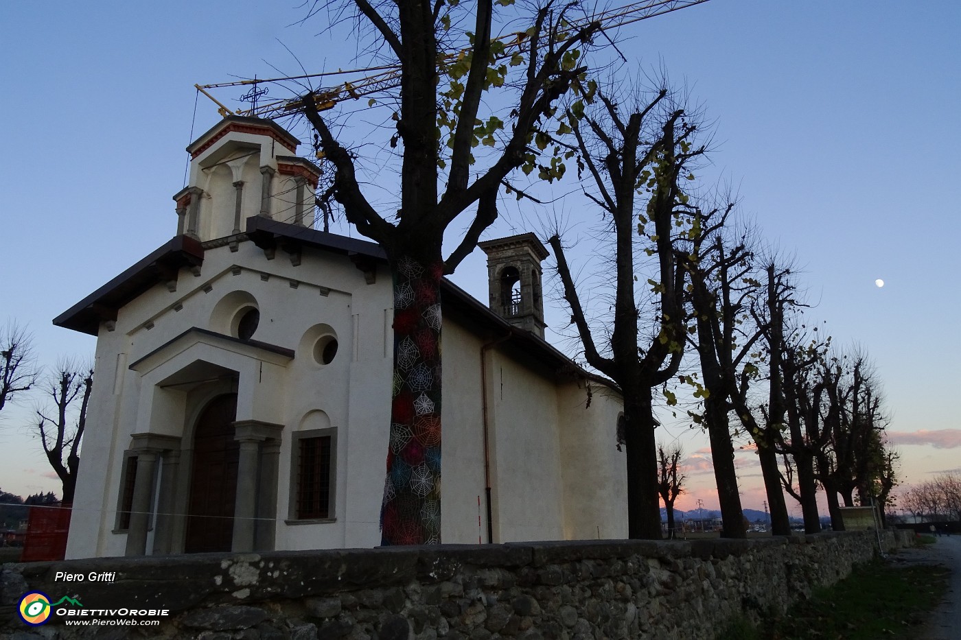 100 Alla Madonna di Prada sorge la luna in cielo.JPG